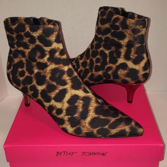 Betsey Johnson NIB Leopard Print Booties Sz 7.5 - Picture 1 of 8